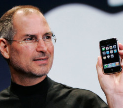 steve-jobs-holding-iphone