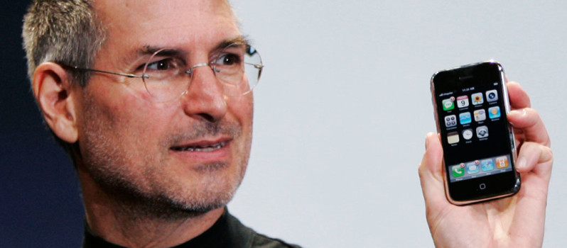 steve-jobs-holding-iphone